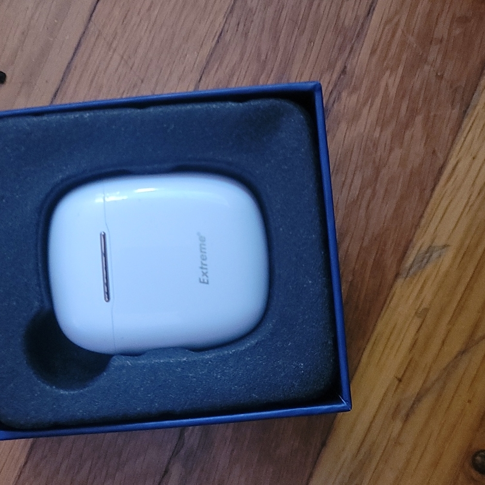 EarBuds - Picture 2 of 7